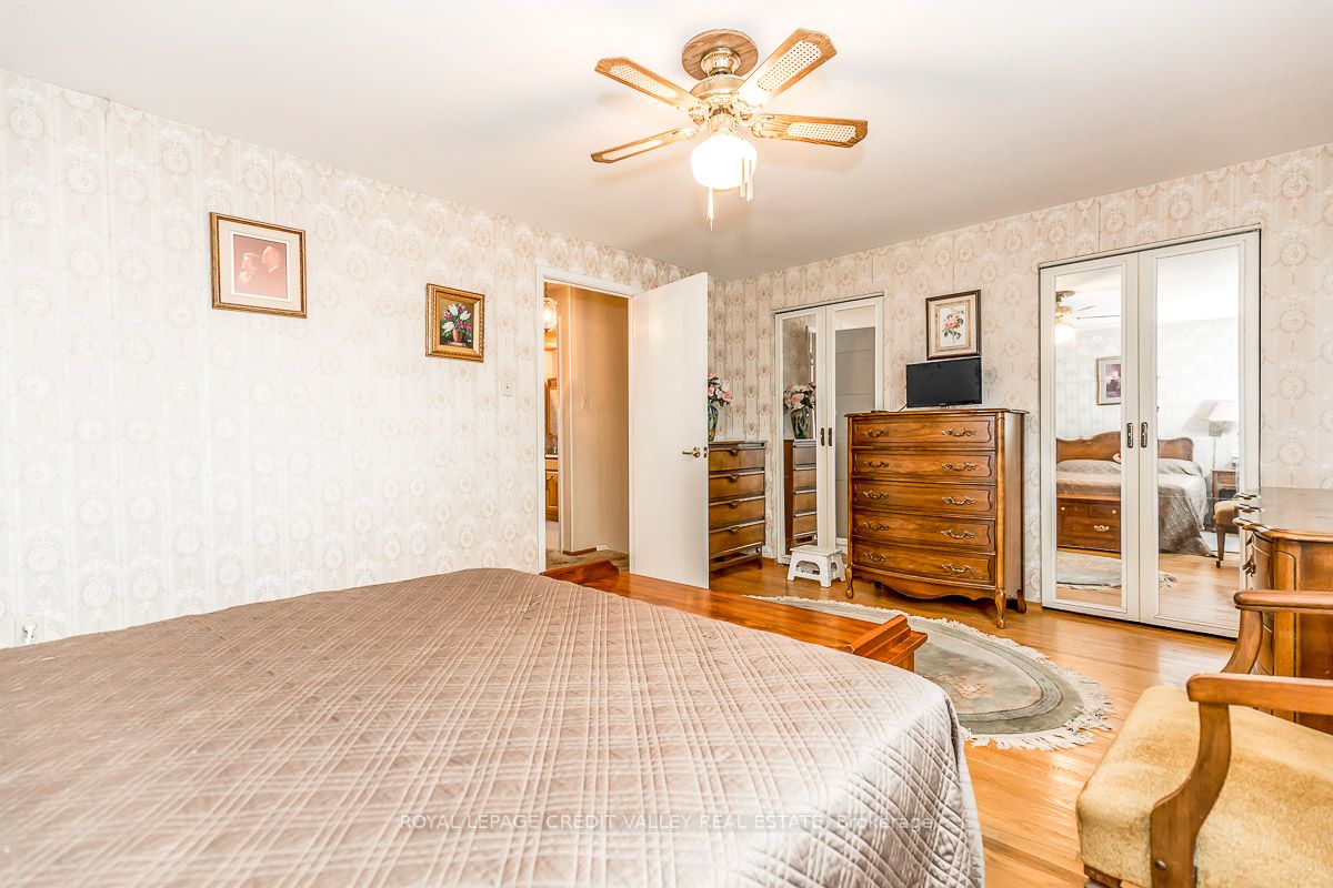 33 Roberts Cres
