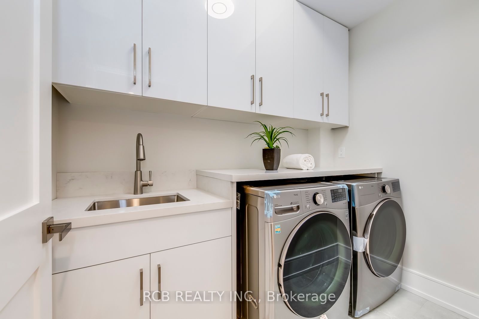 484 Rothesay Pl