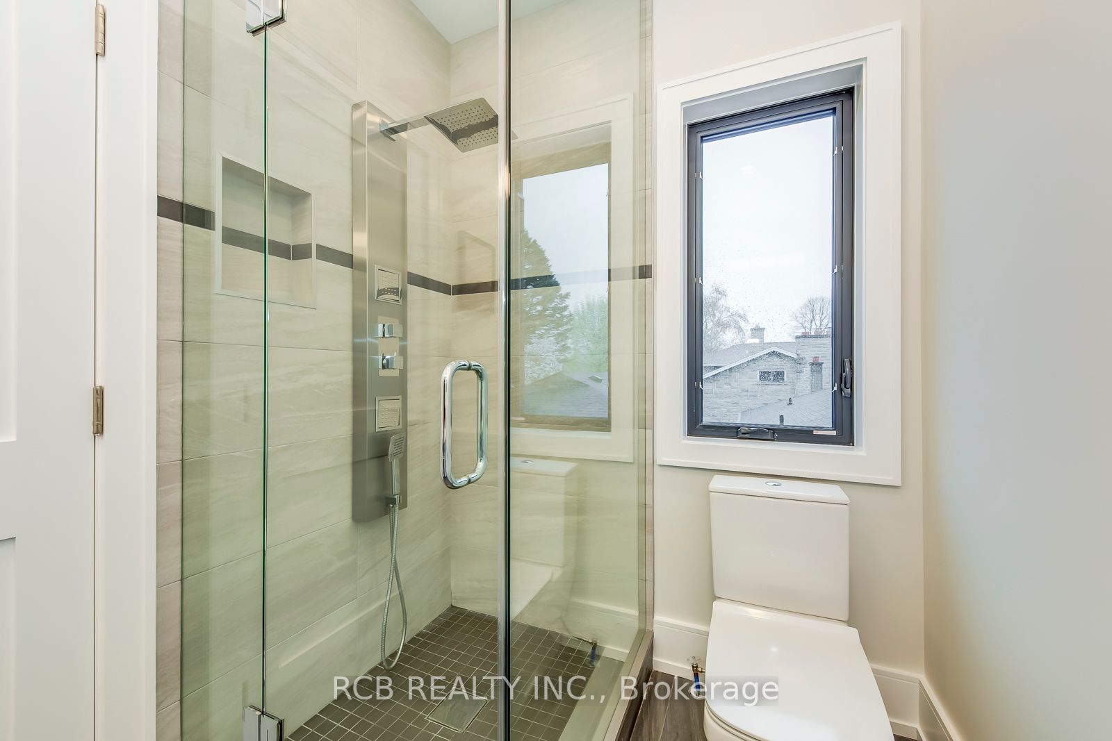 484 Rothesay Pl