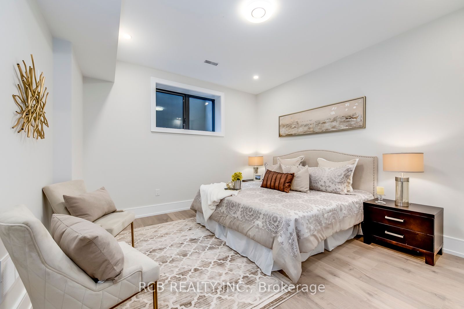 484 Rothesay Pl