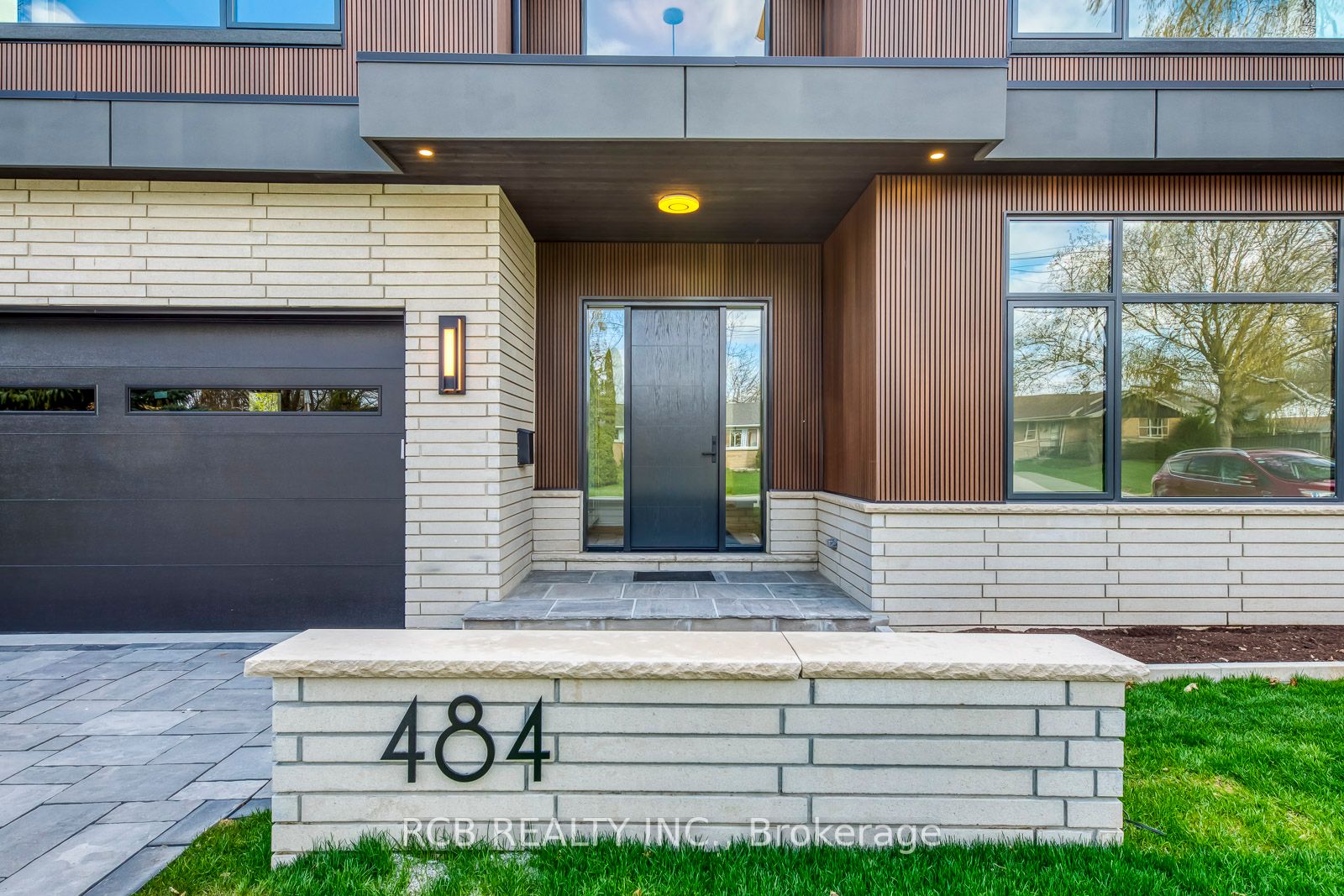 484 Rothesay Pl