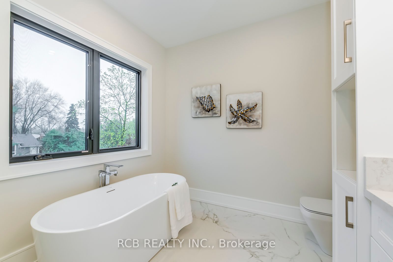 484 Rothesay Pl