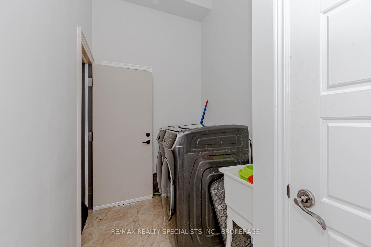 2 Kenora St