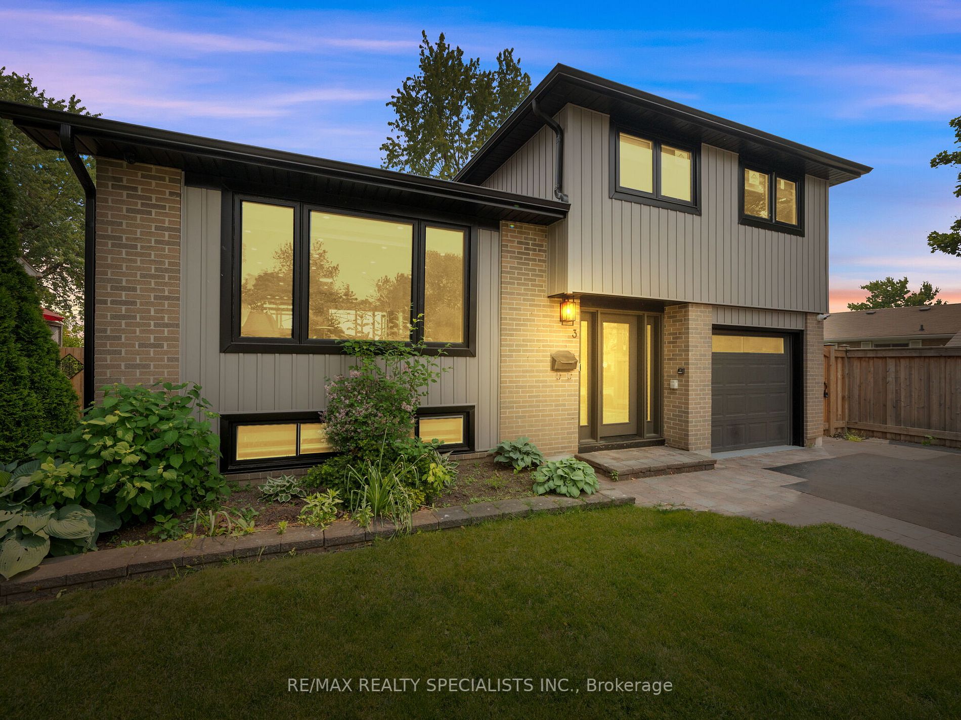 3 Lockton Crescent
