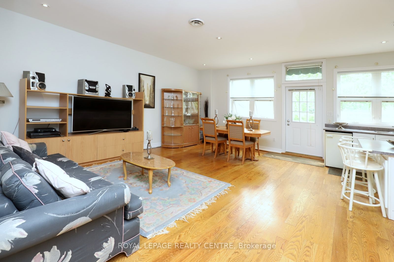 3631 Dundas St W
