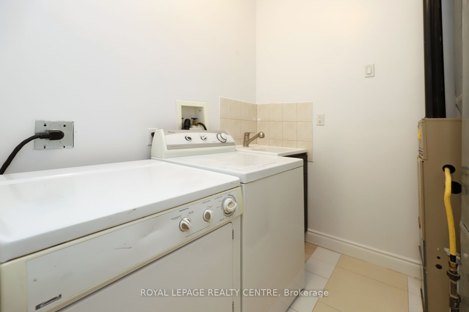 3631 Dundas St W