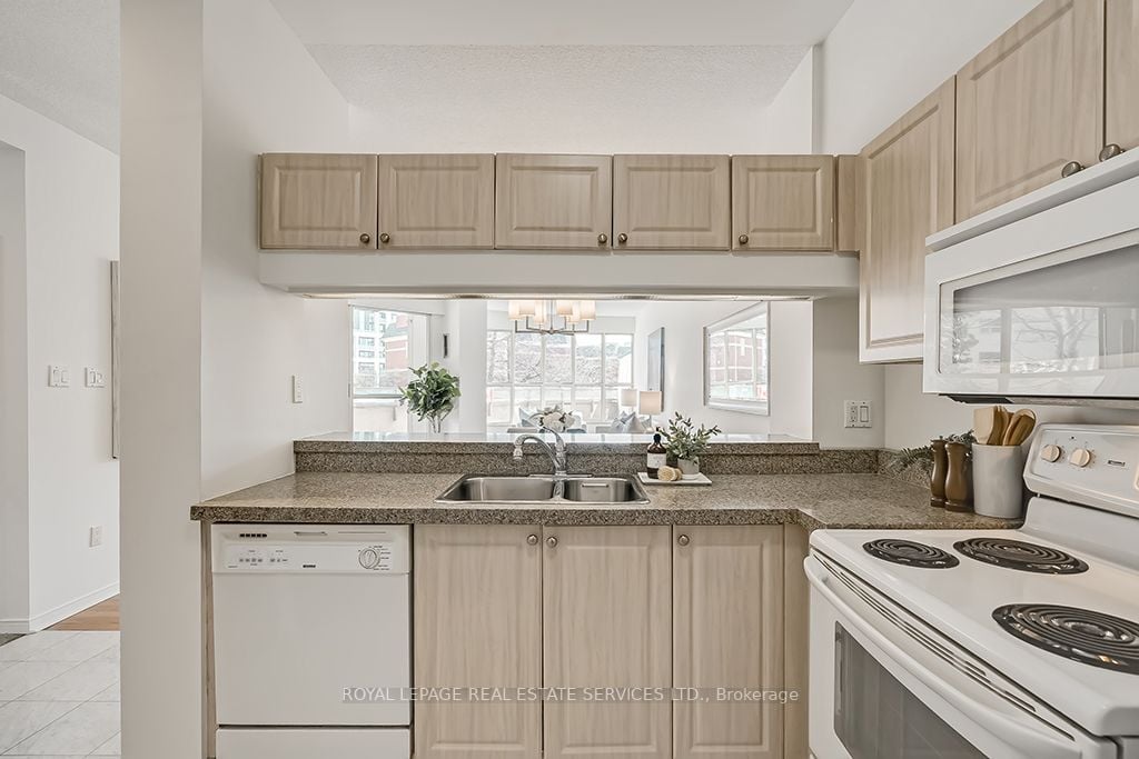2511 Lakeshore Rd W, #211