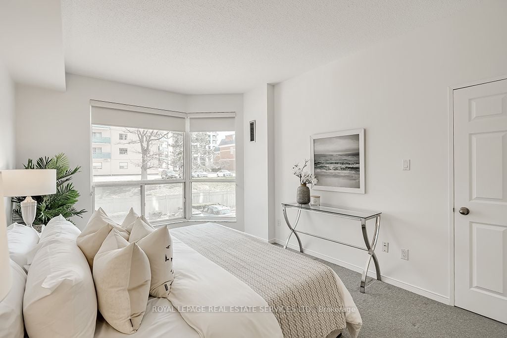 2511 Lakeshore Rd W, #211