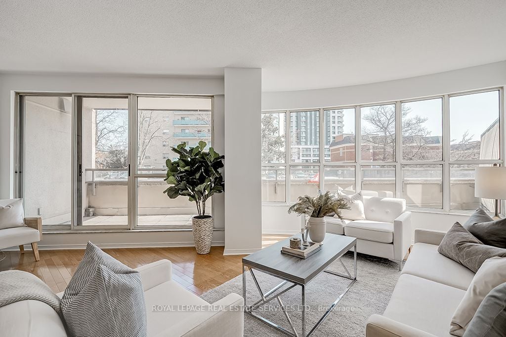 2511 Lakeshore Rd W, #211