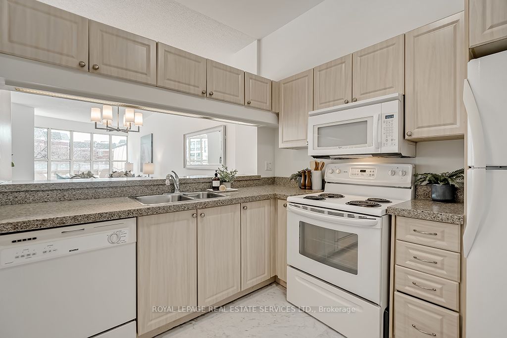 2511 Lakeshore Rd W, #211