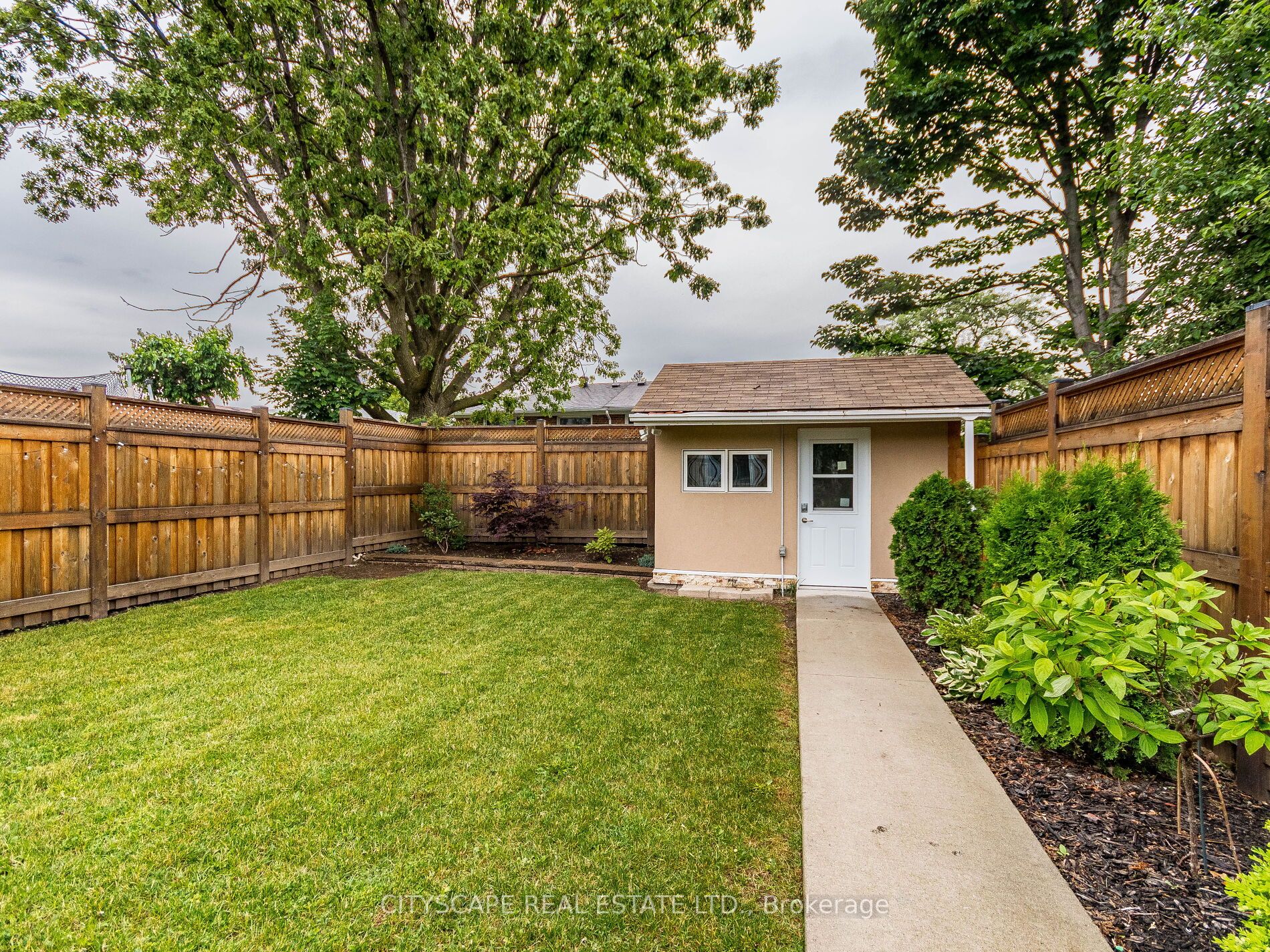 633 Green Meadow Crescent N