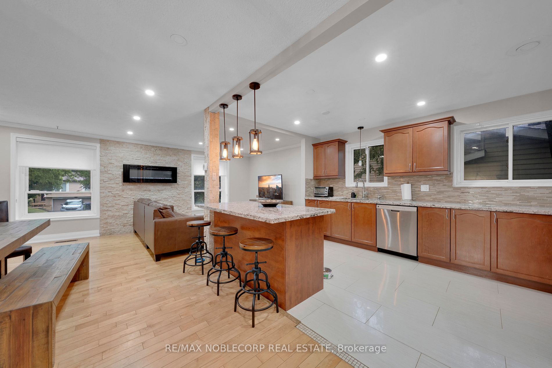 343 Whitehead Cres