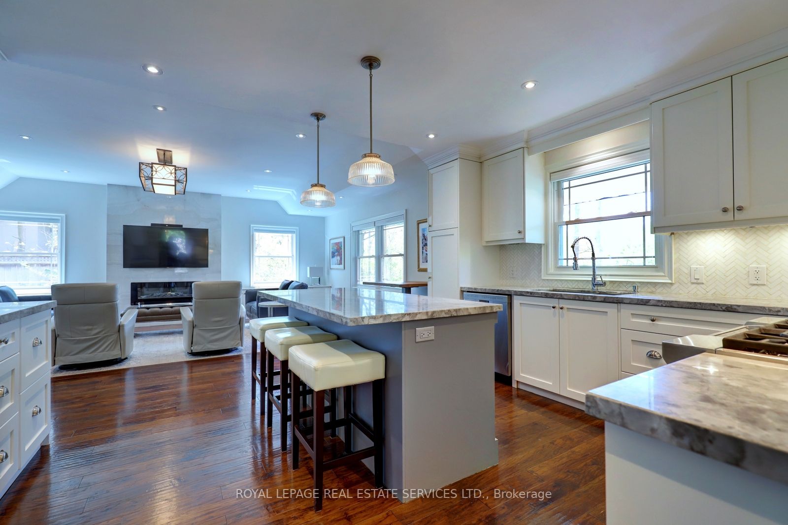 4306 Lakeshore Road