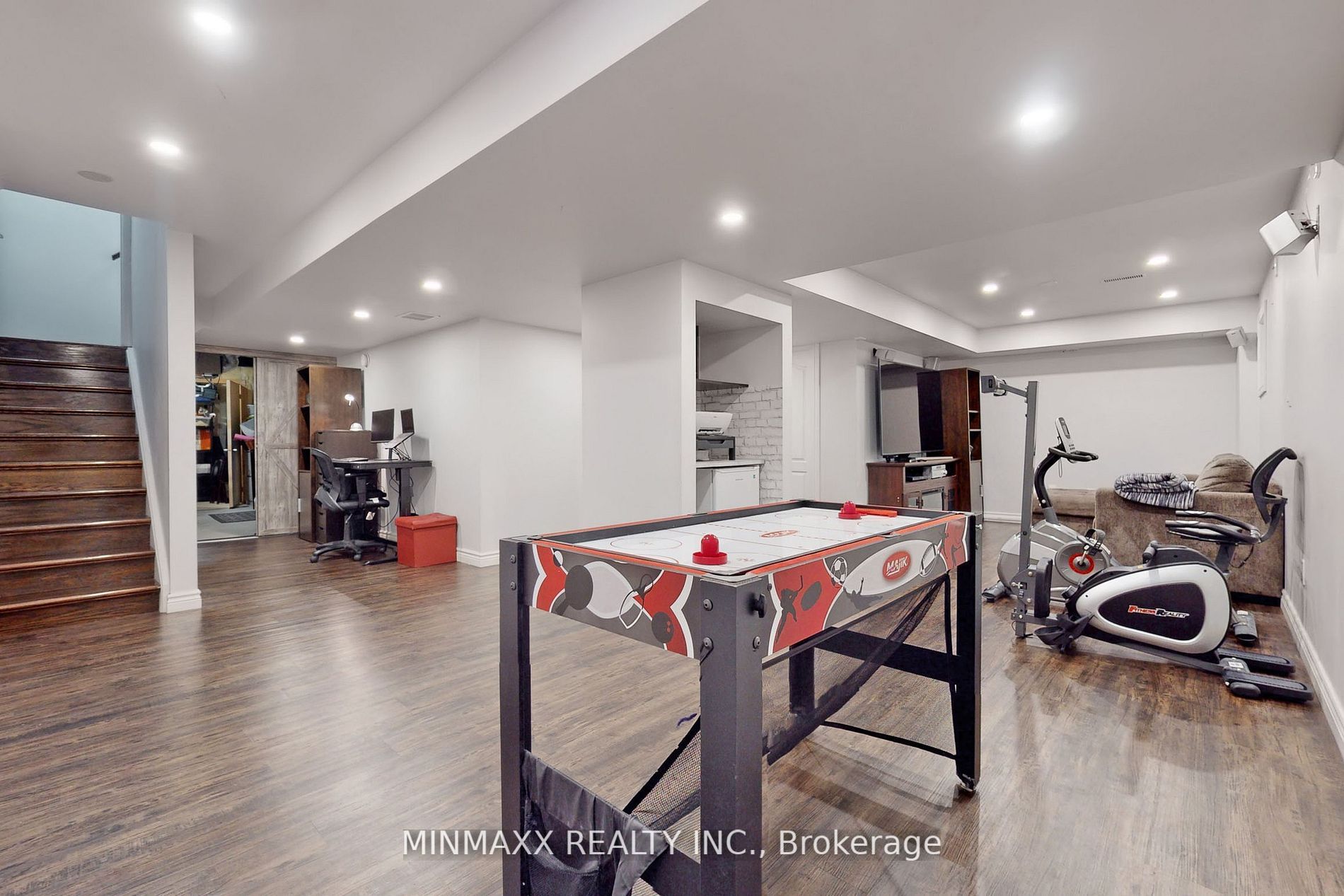 6 Jolana Cres