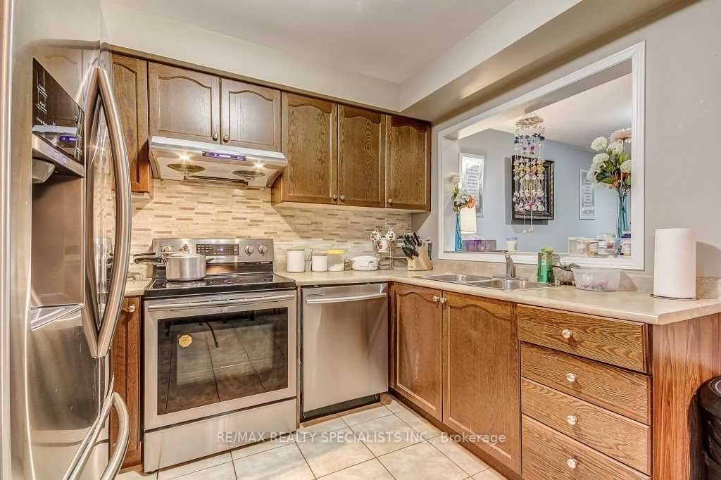 79 Roundstone Dr
