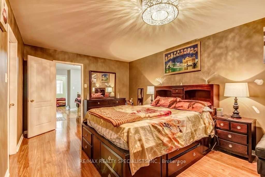 79 Roundstone Dr