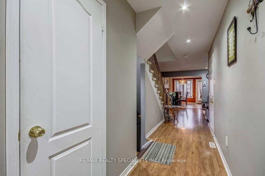 79 Roundstone Dr