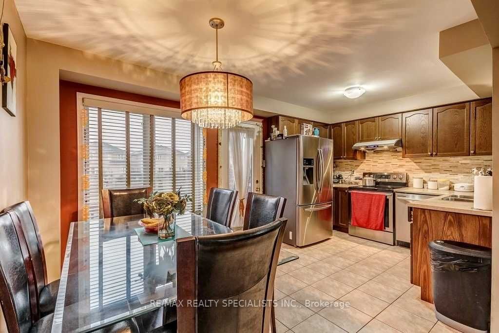 79 Roundstone Dr