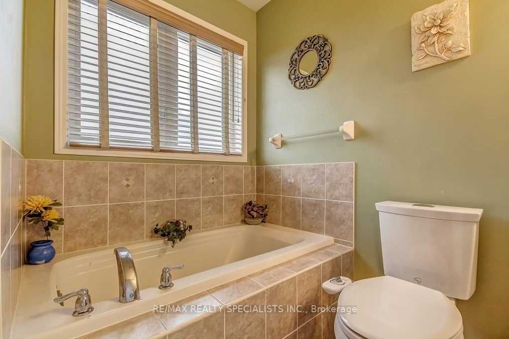 79 Roundstone Dr