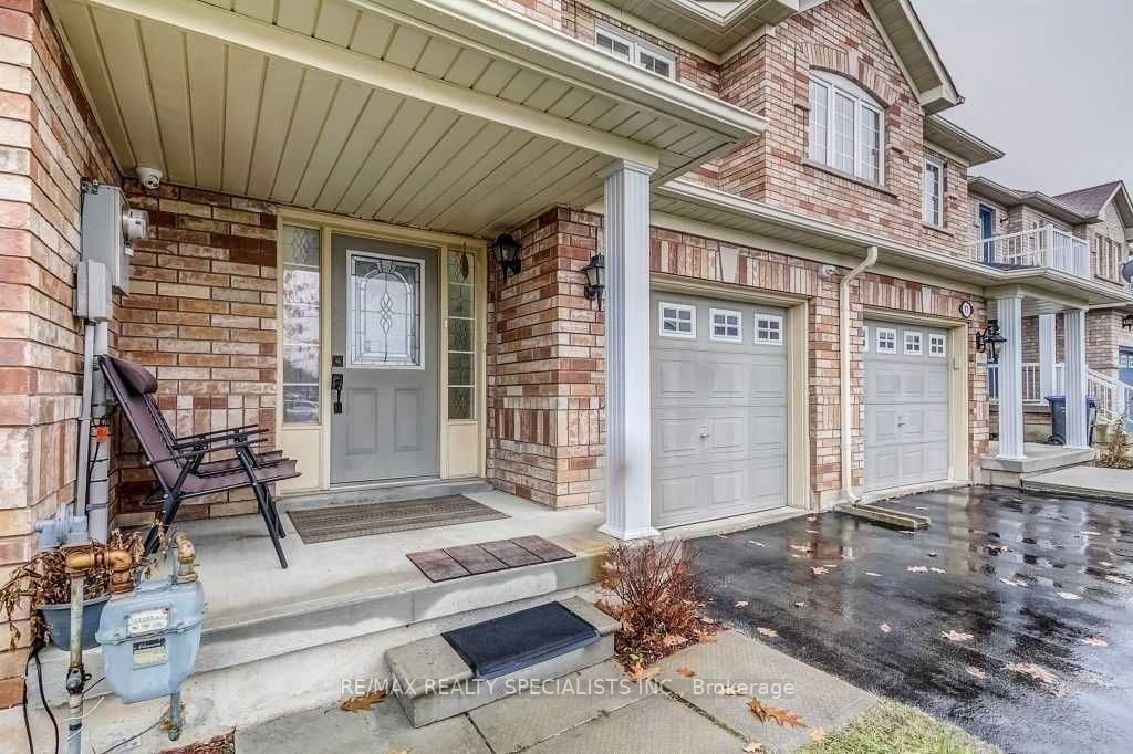 79 Roundstone Dr