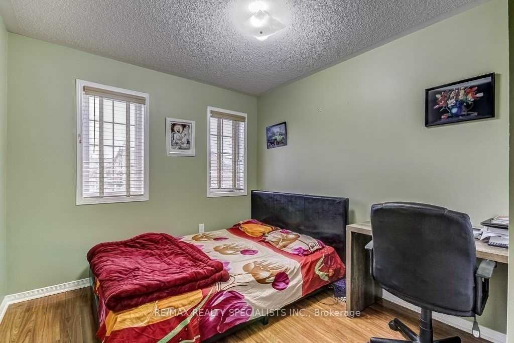 79 Roundstone Dr