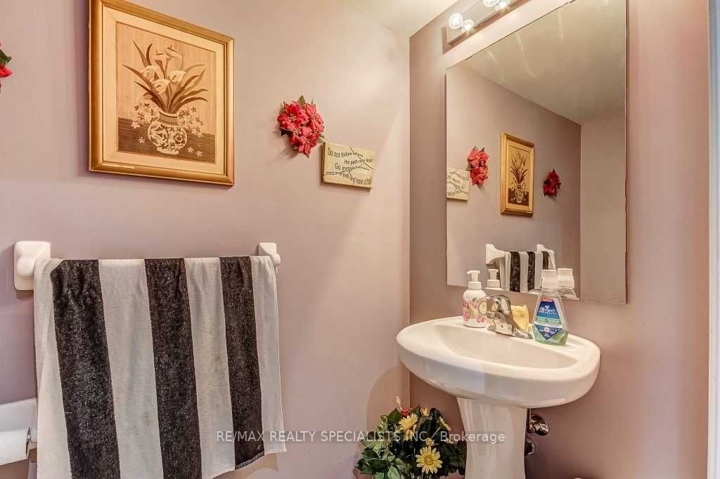 79 Roundstone Dr