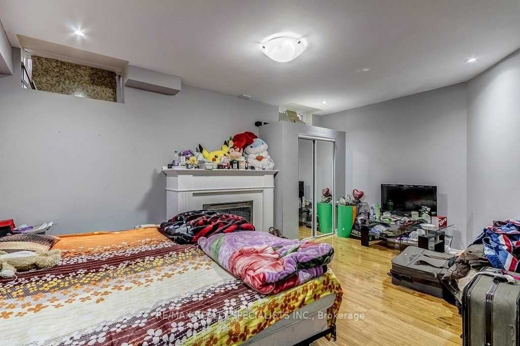 79 Roundstone Dr