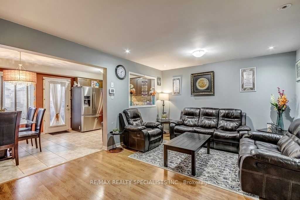79 Roundstone Dr