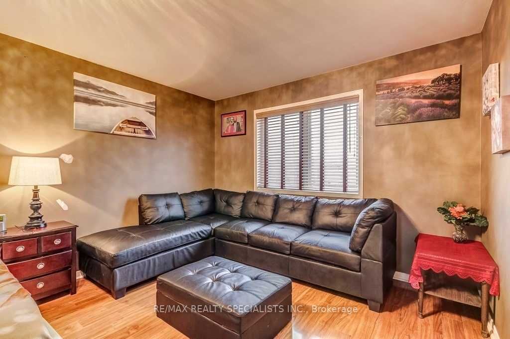 79 Roundstone Dr