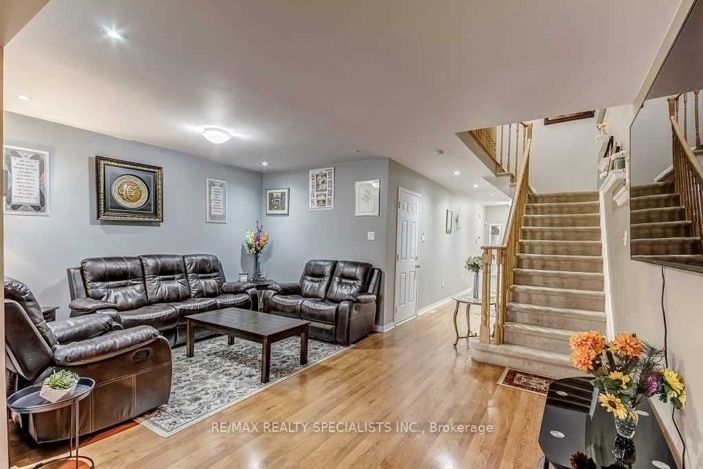 79 Roundstone Dr
