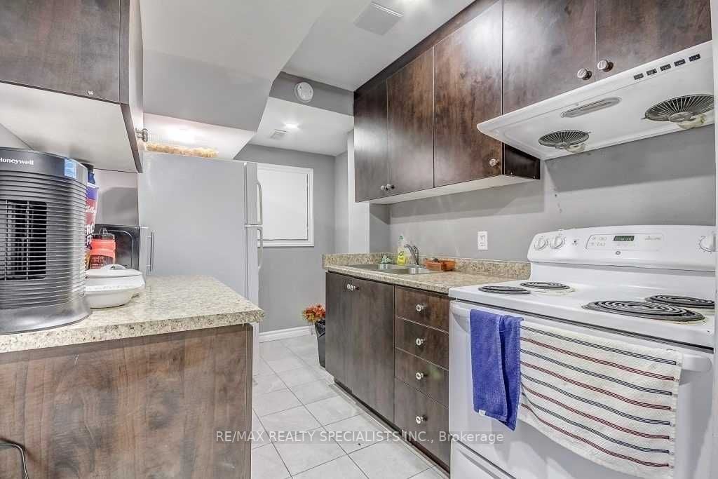 79 Roundstone Dr