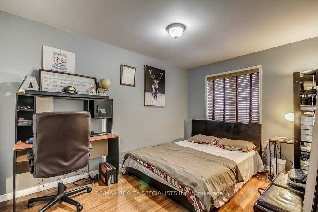 79 Roundstone Dr