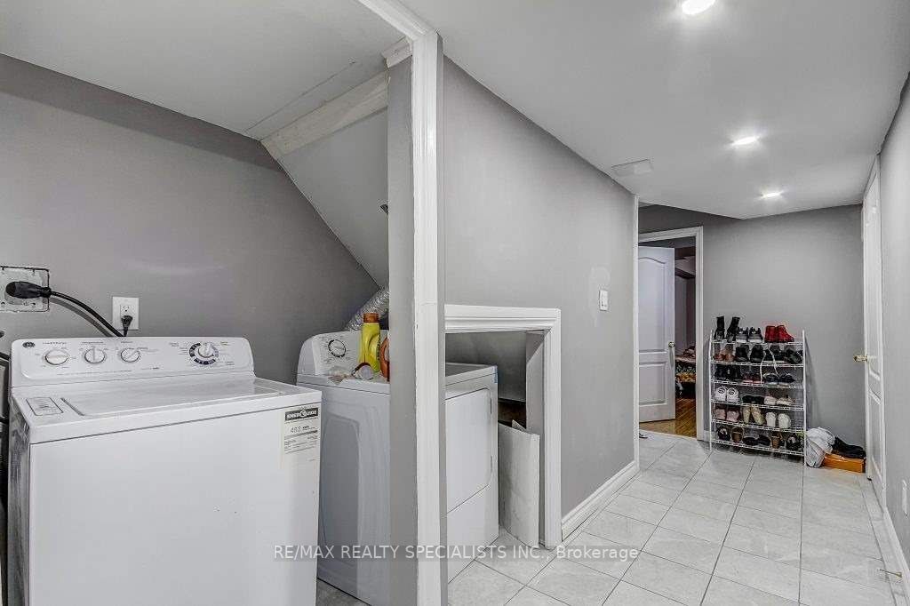 79 Roundstone Dr