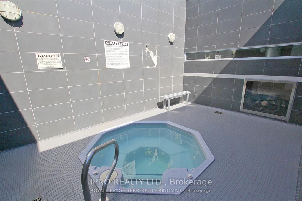 1040 The Queensway Ave, #901