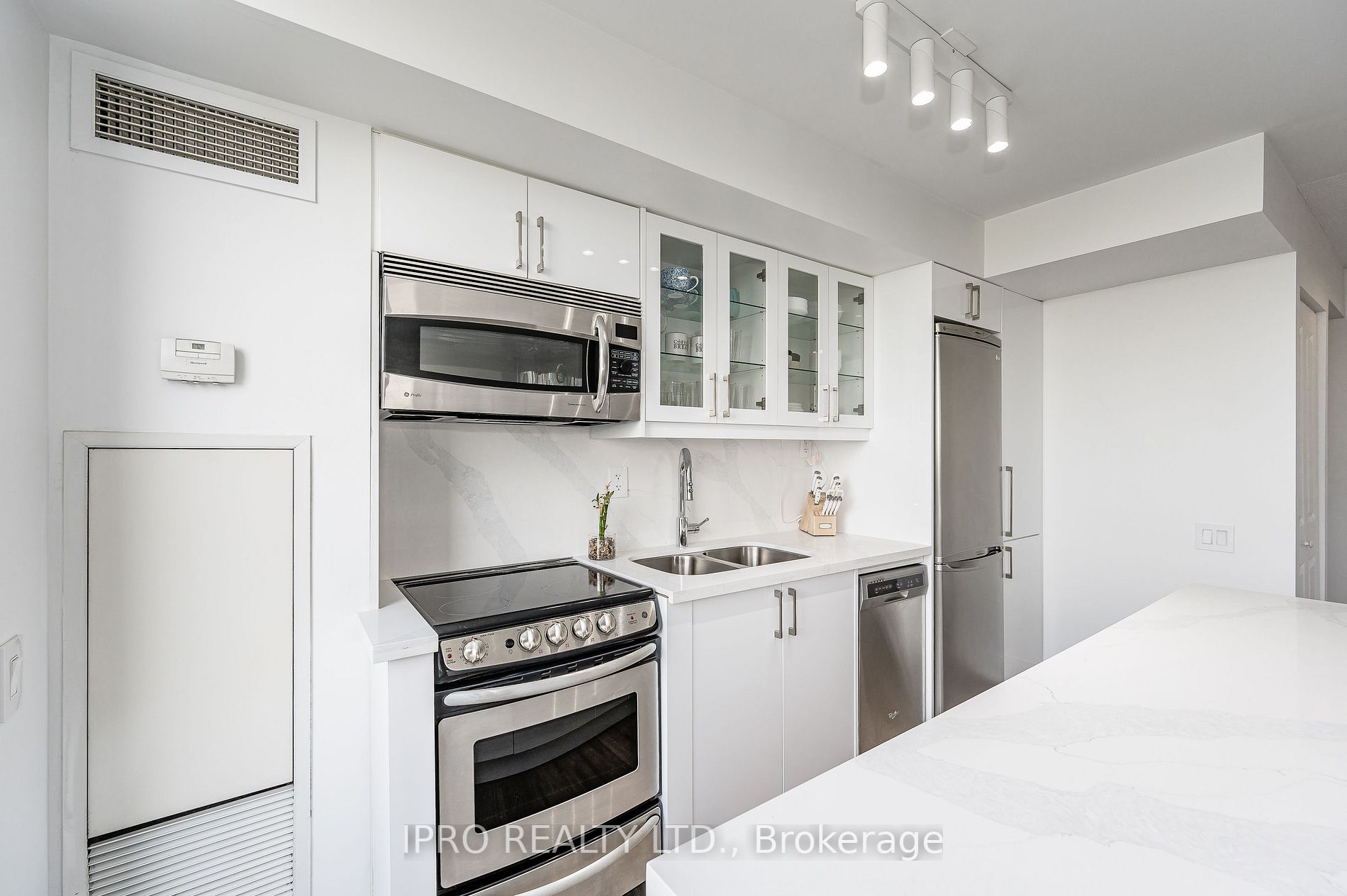 1040 The Queensway Ave, #901