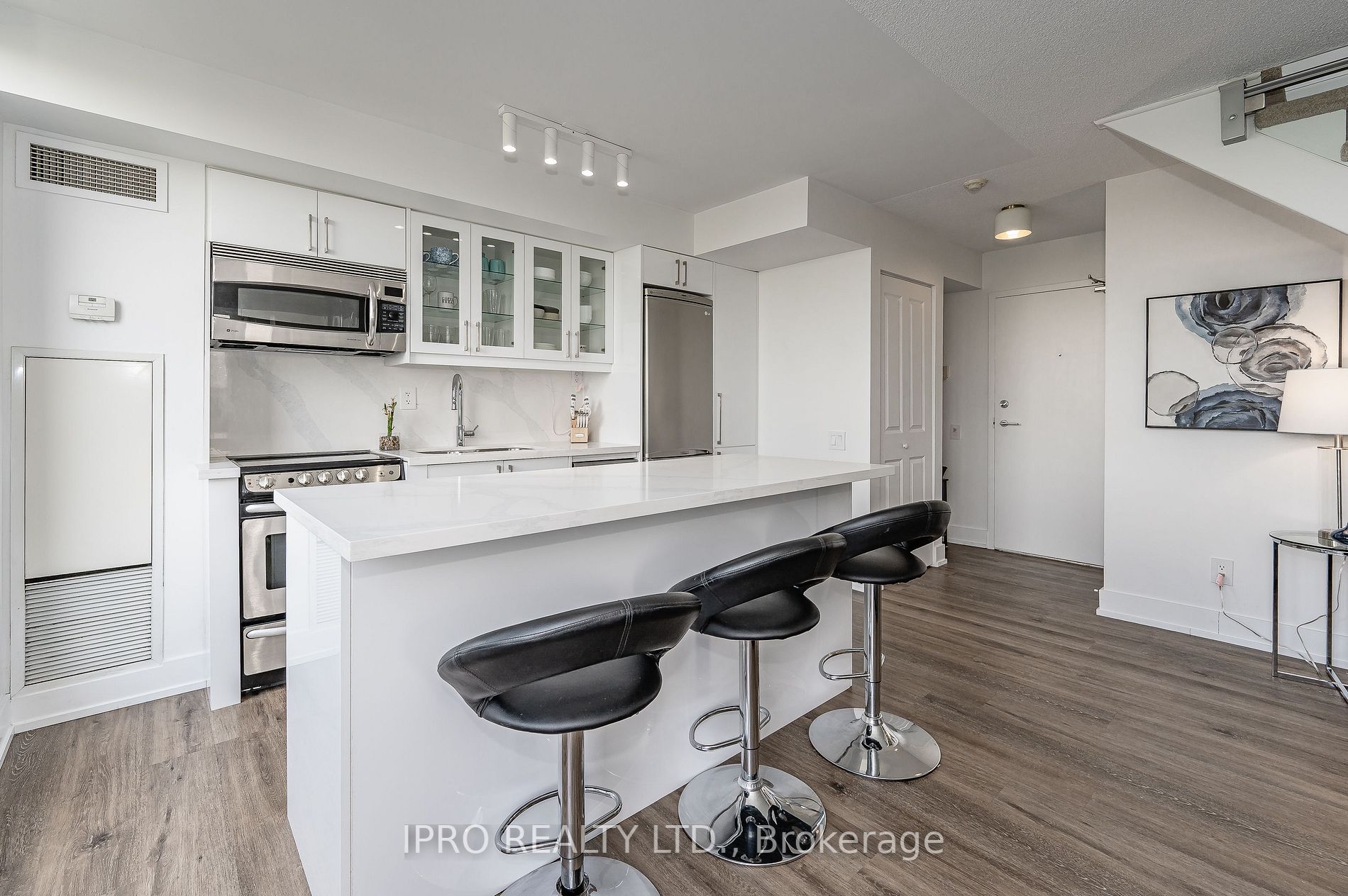1040 The Queensway Ave, #901
