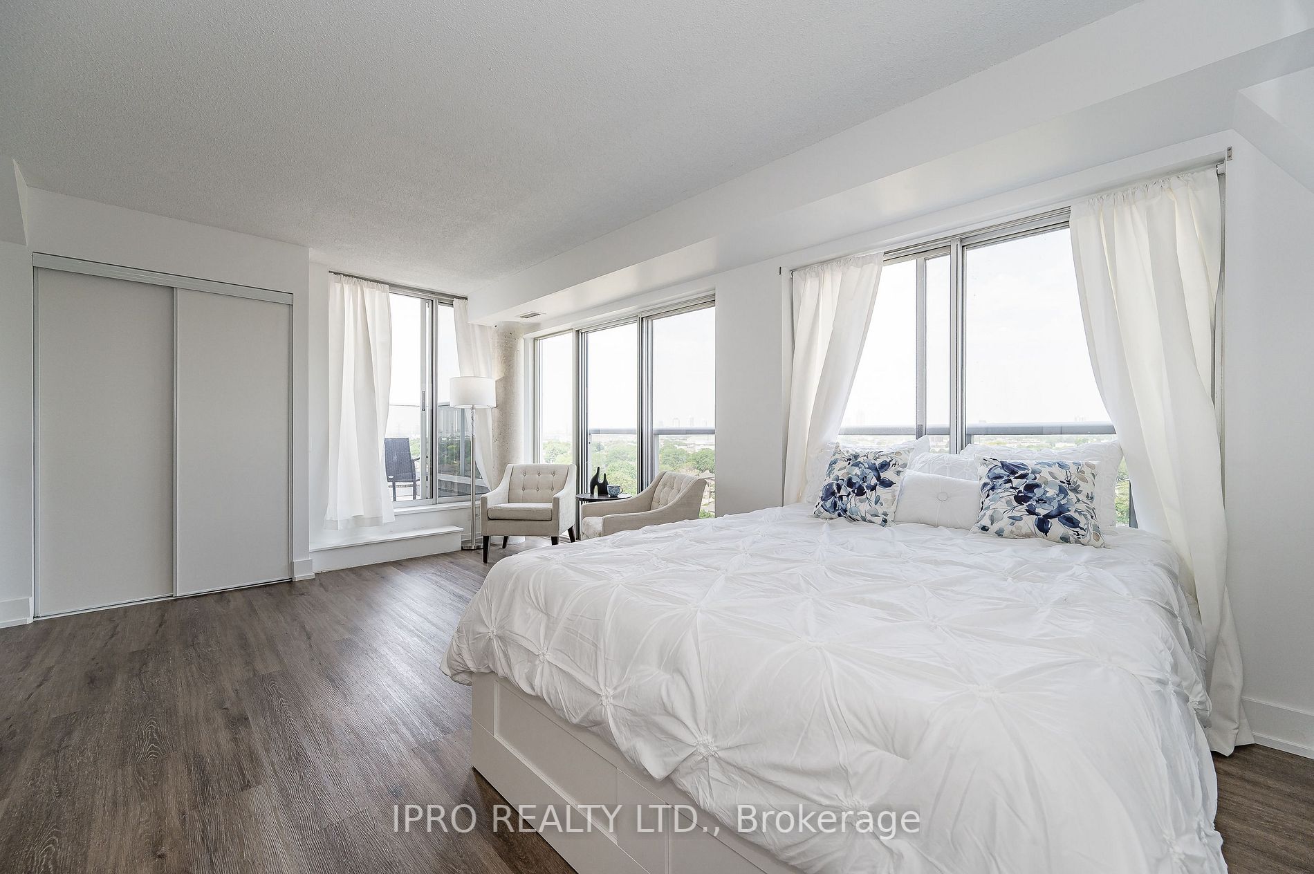 1040 The Queensway Ave, #901