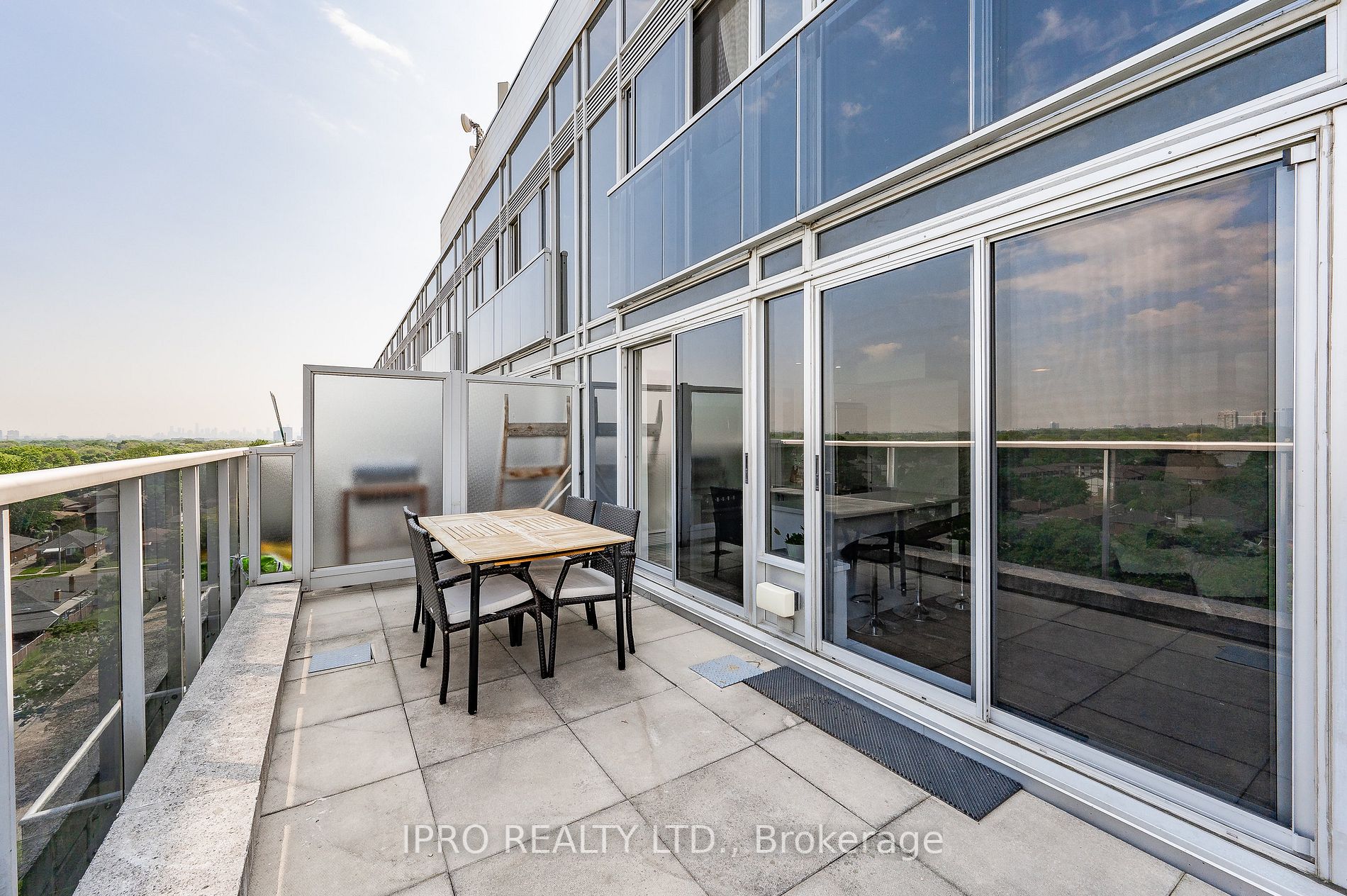 1040 The Queensway Ave, #901