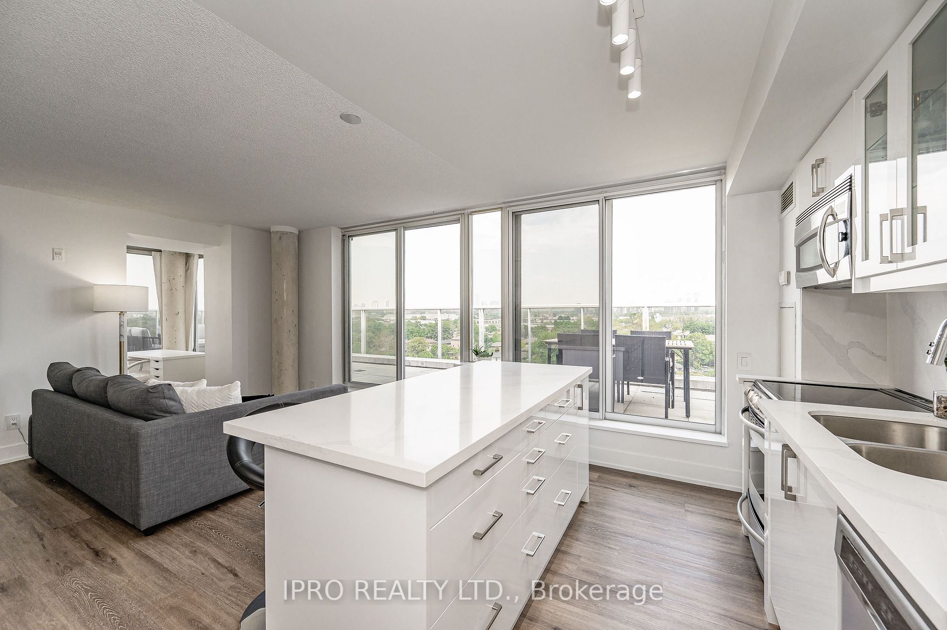 1040 The Queensway Ave, #901