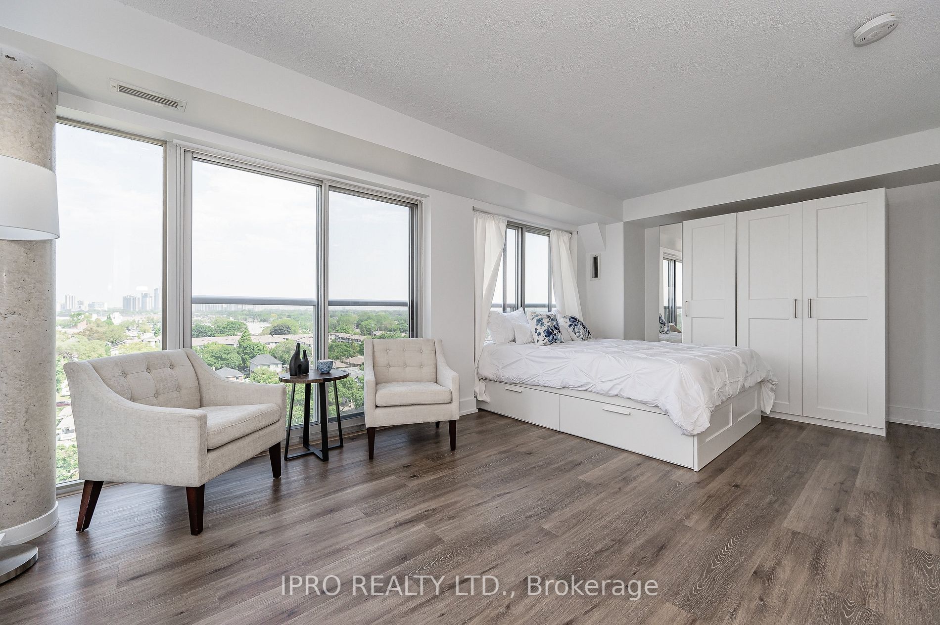 1040 The Queensway Ave, #901