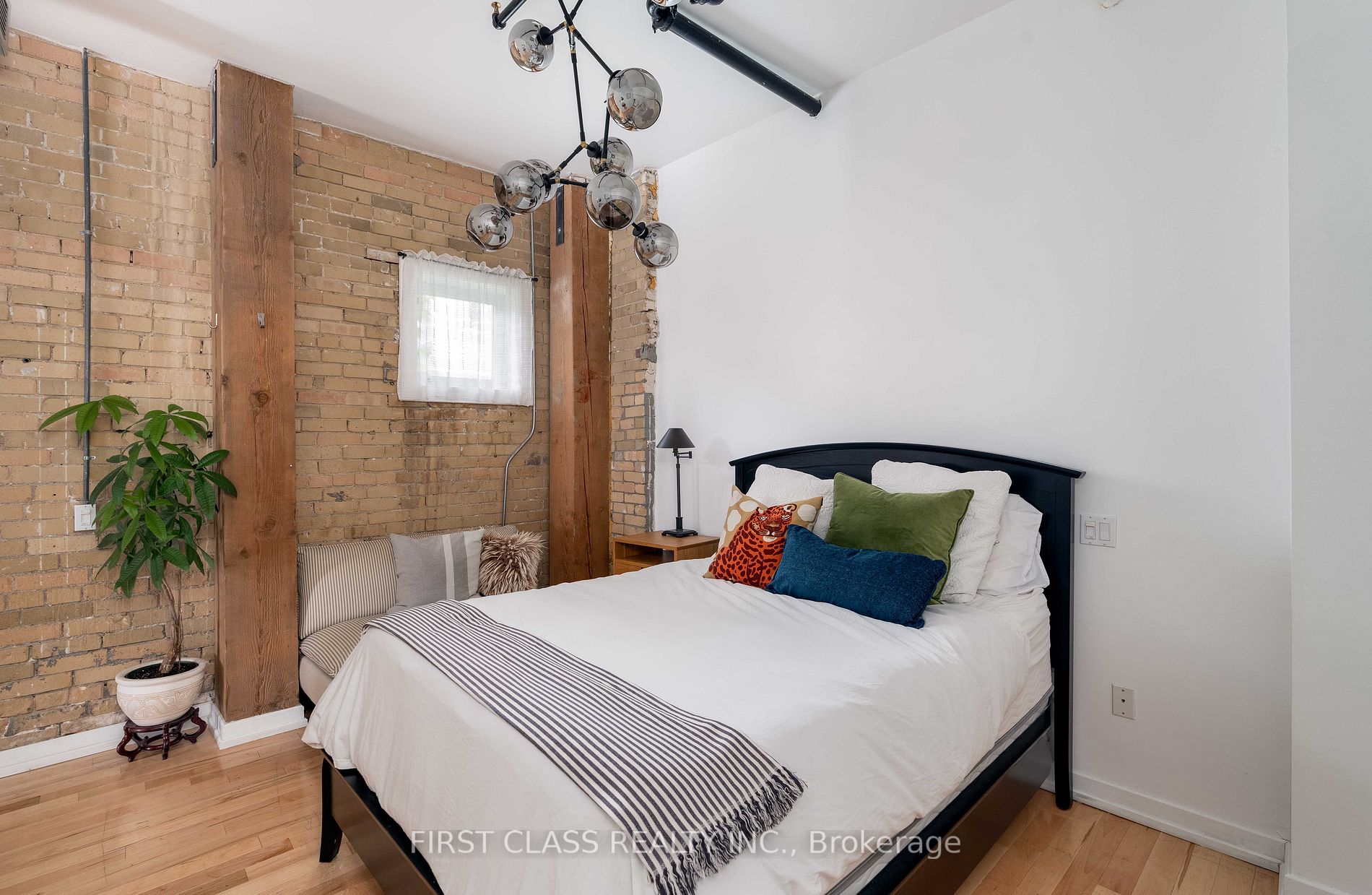 27 Brock Ave, #111