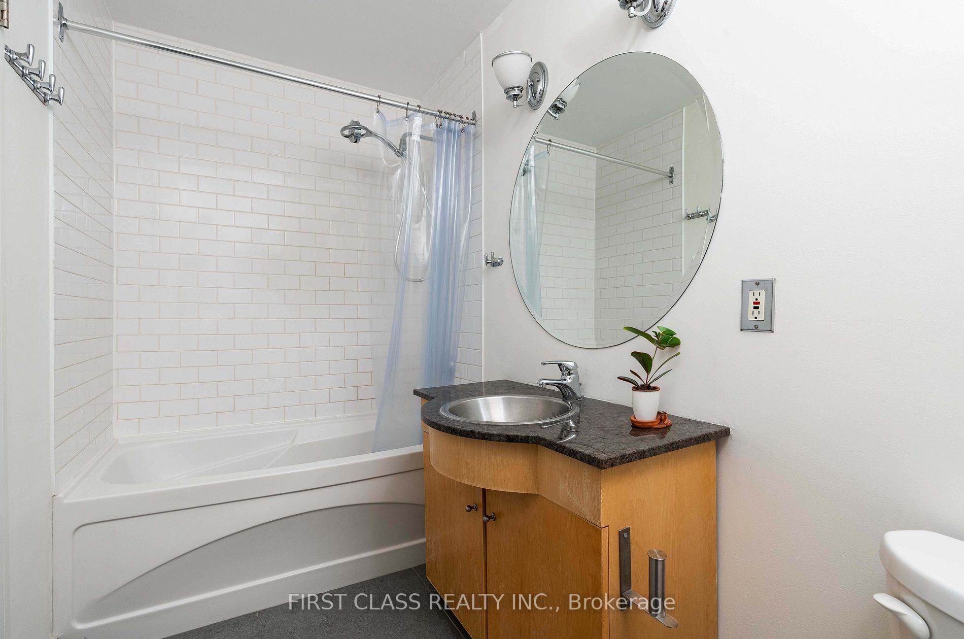 27 Brock Ave, #111