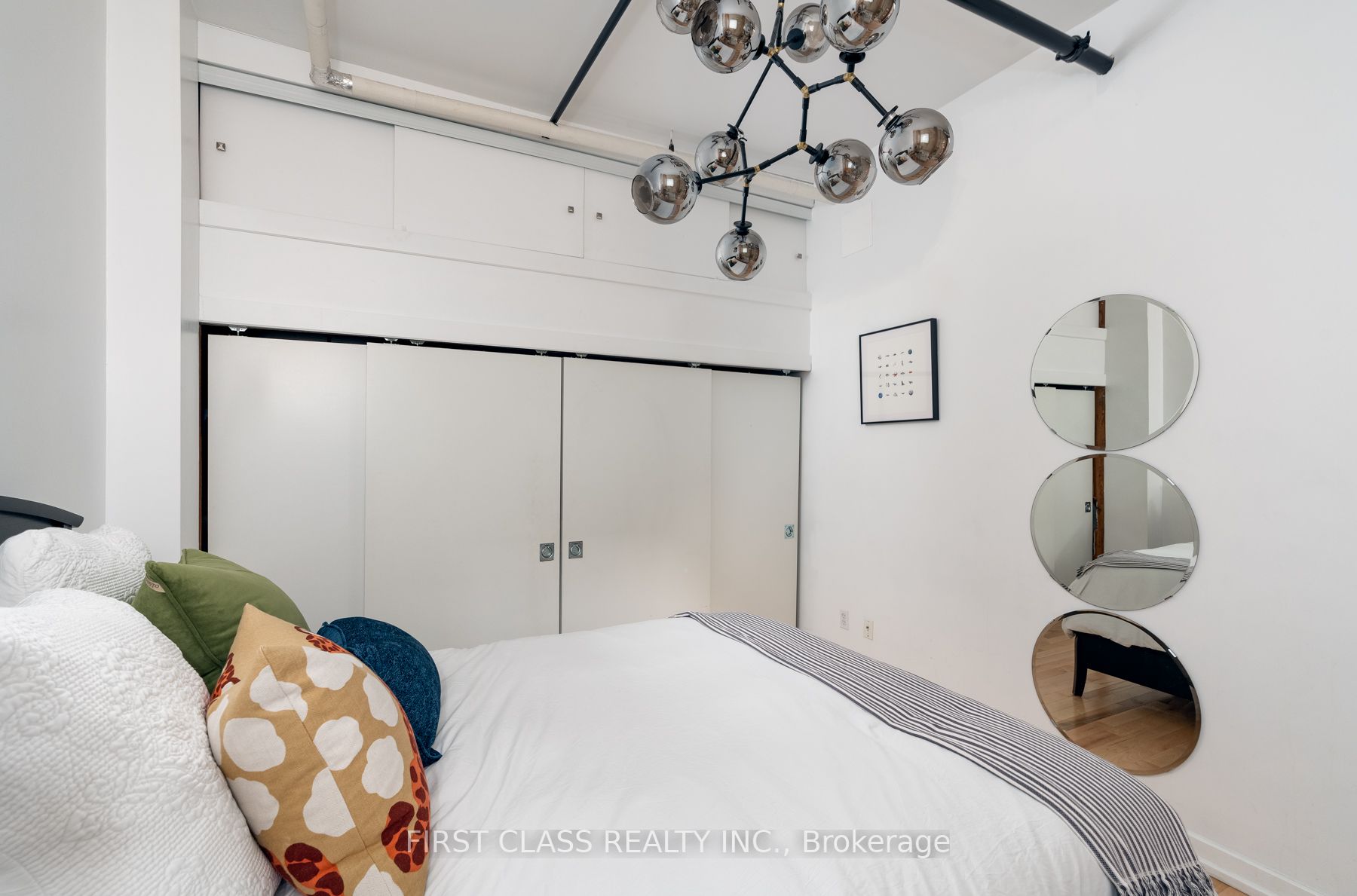 27 Brock Ave, #111