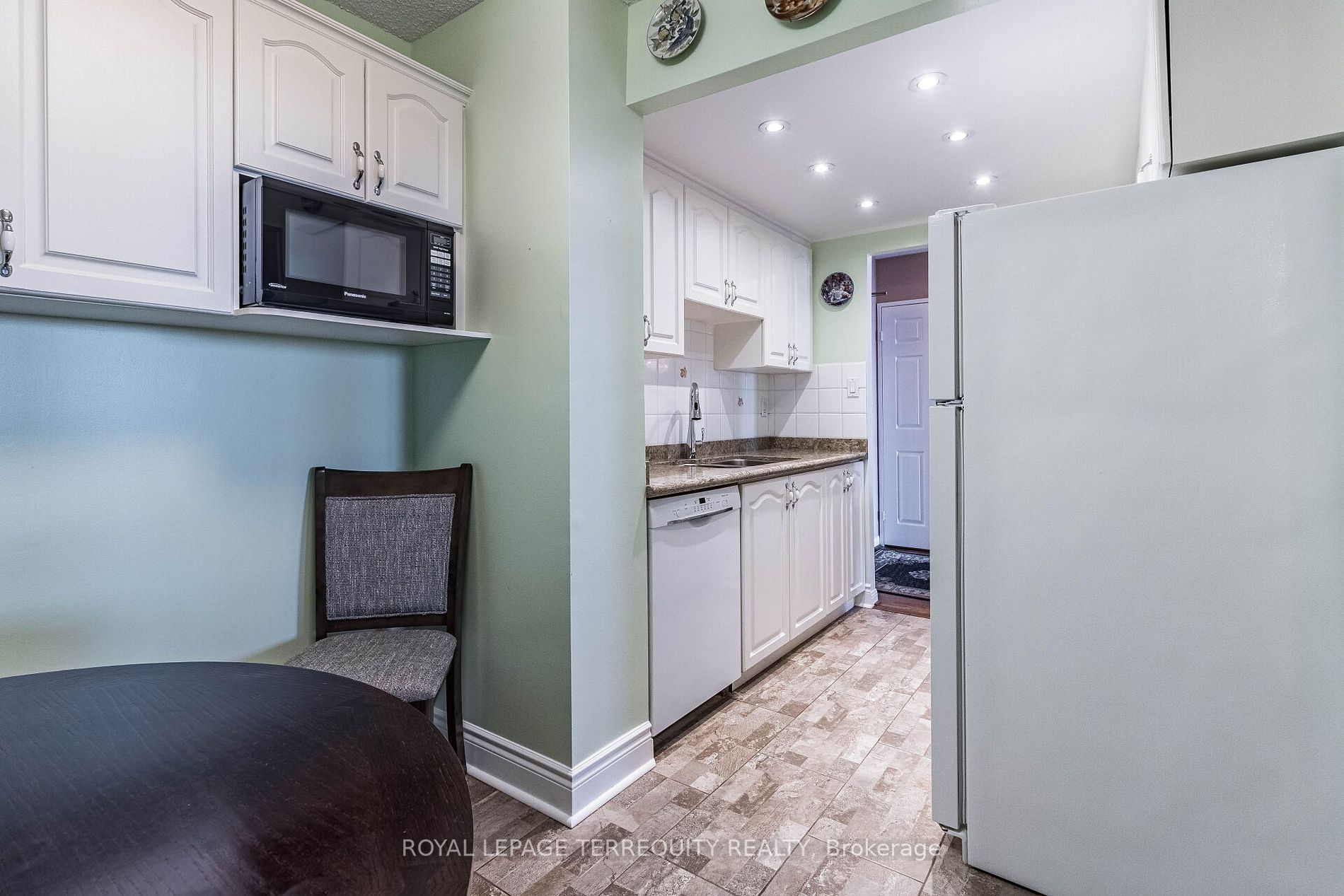 820 Burnhamthorpe Rd, #2310