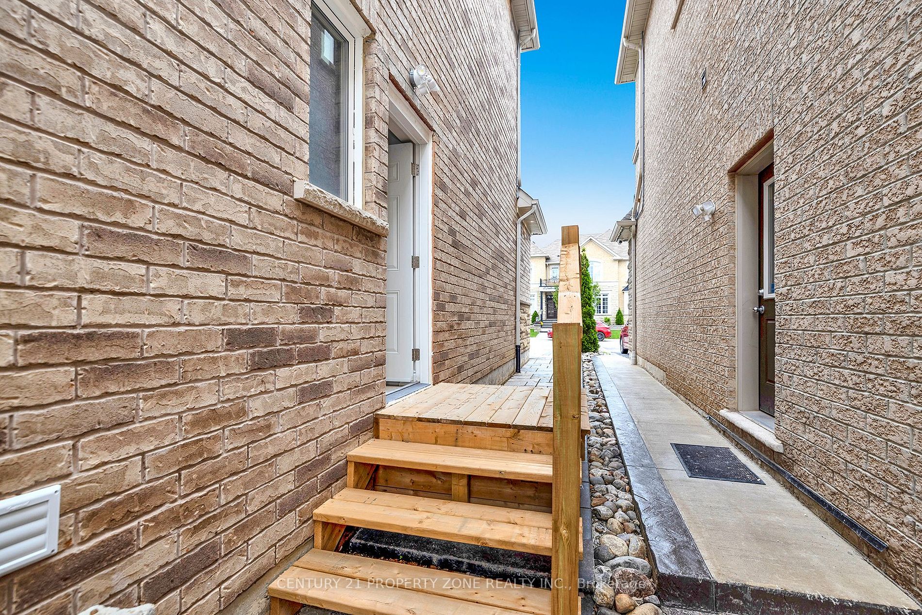 16 Ladbrook Cres