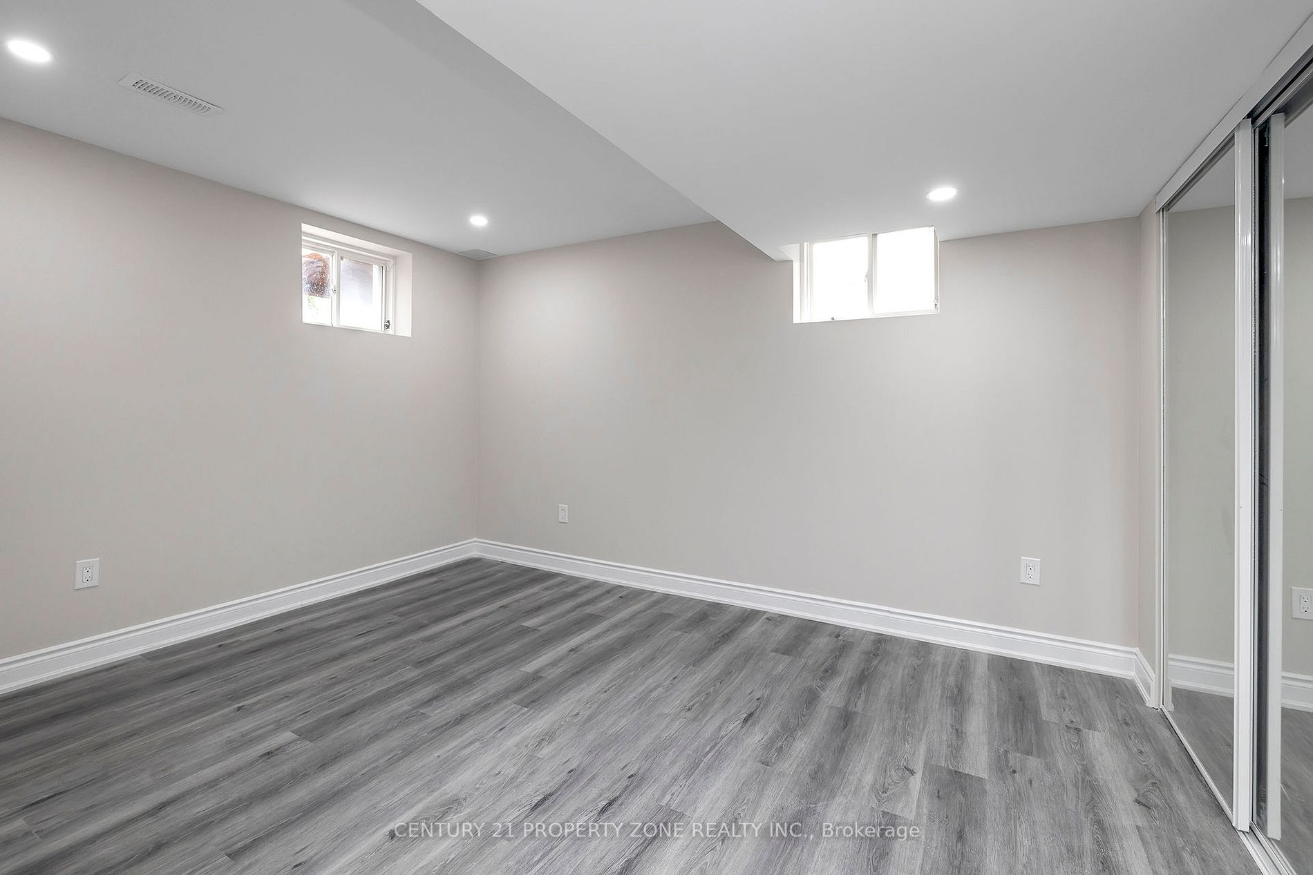 16 Ladbrook Cres