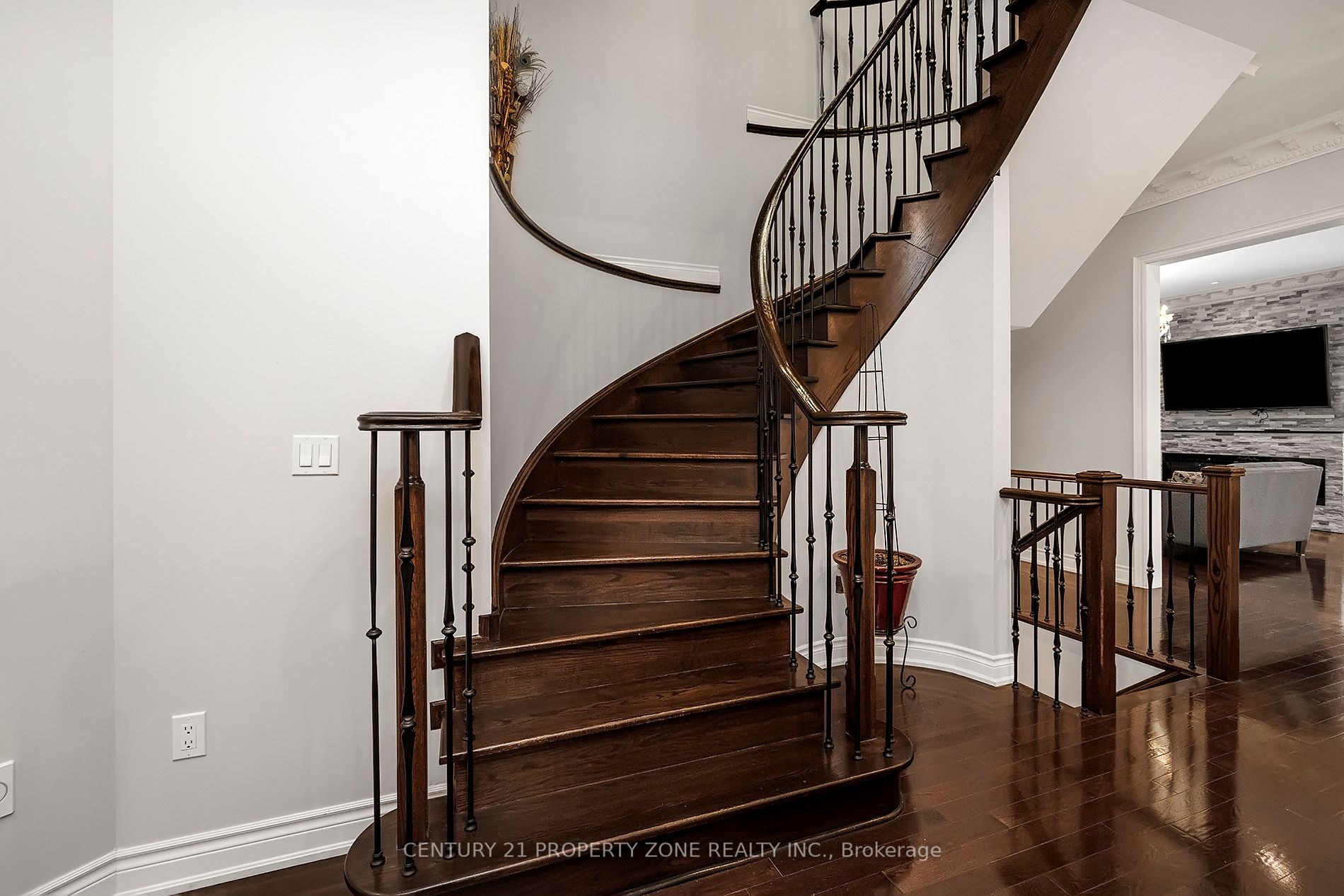 16 Ladbrook Cres