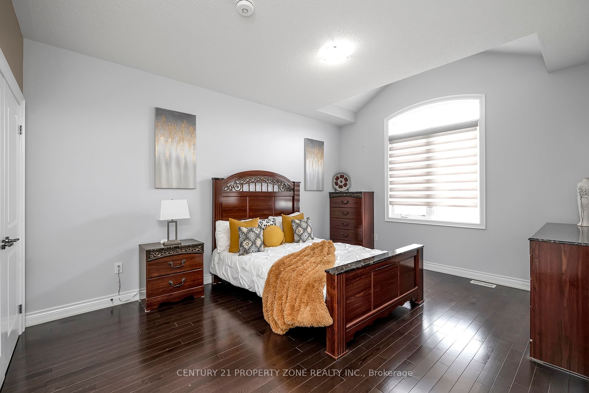 16 Ladbrook Cres