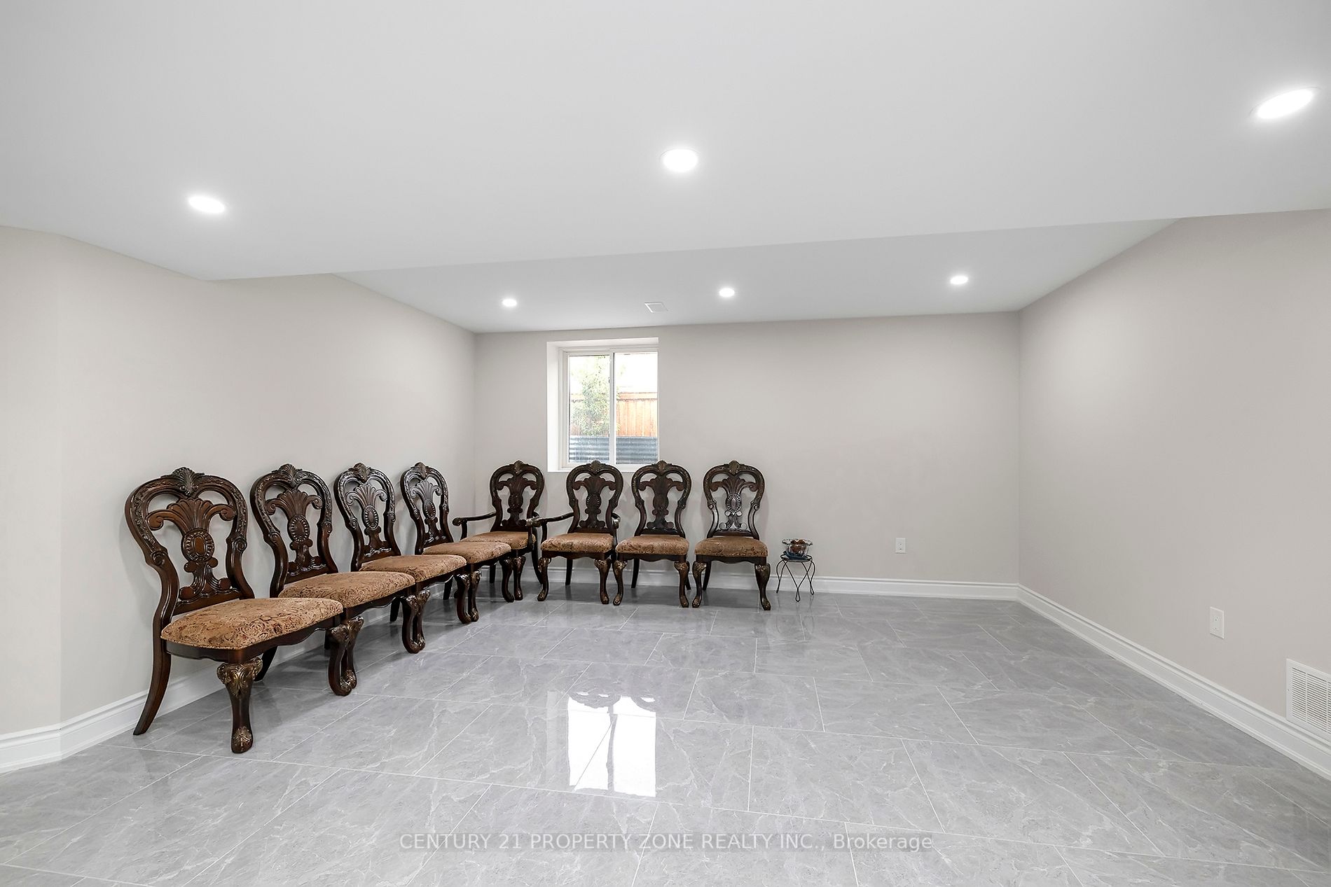 16 Ladbrook Cres