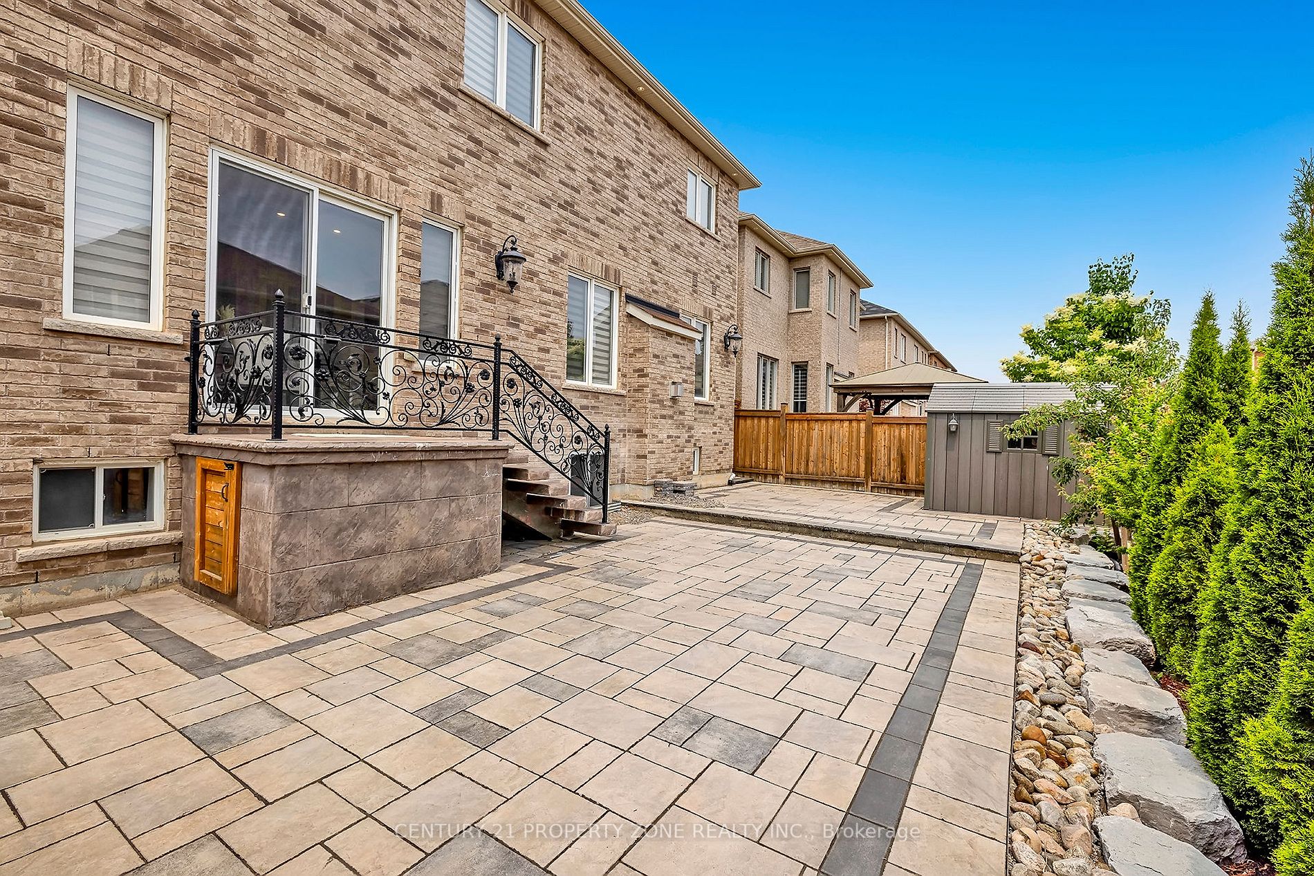 16 Ladbrook Cres